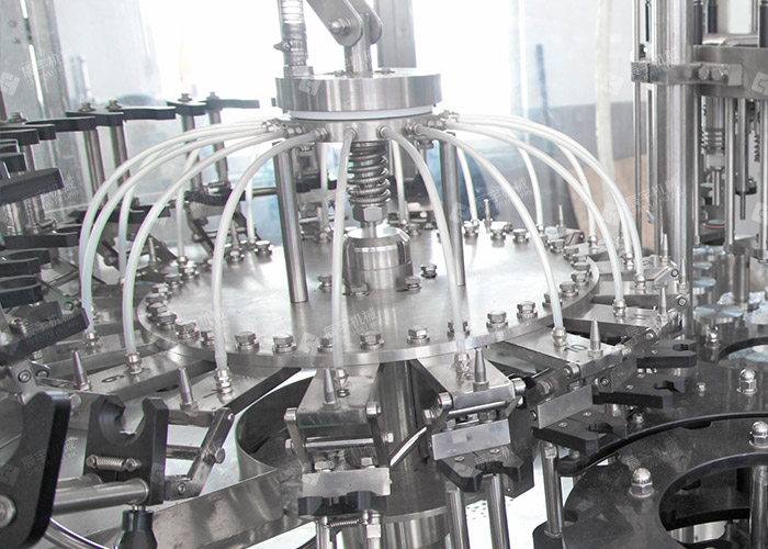 三合一玻璃瓶啤酒灌(guàn)裝機 三合一玻(bō)璃(lí)瓶啤酒灌裝(zhuāng)機